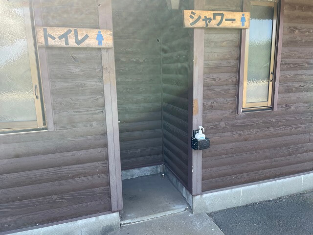 日川浜オートキャンプ場のトイレ・シャワー室入口