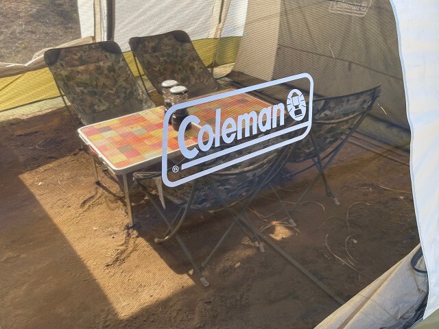 日川浜オートキャンプ場のコールマン2ルーム大型テントのテーブル・椅子