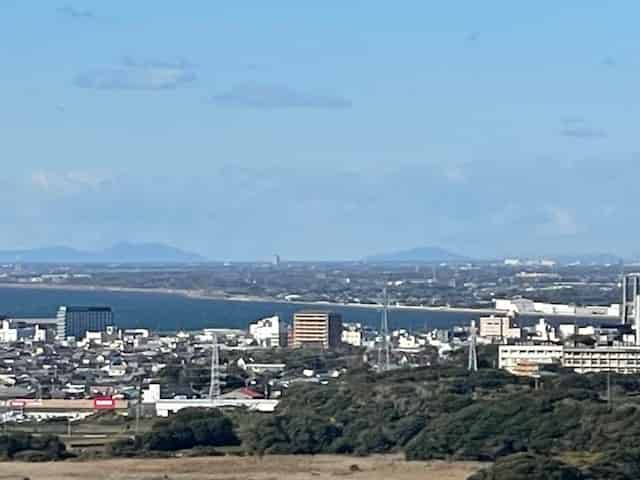 利根川の先の筑波山
