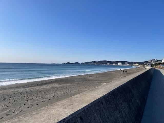 鴨川シーワールドの駐車場前の浜辺