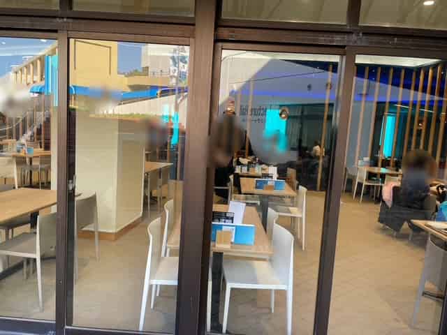 ガラス越しのレストラン「オーシャン」