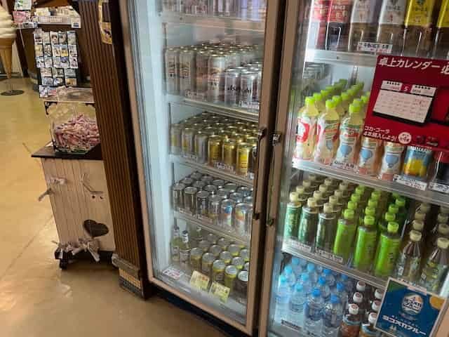 売店の飲み物コーナー