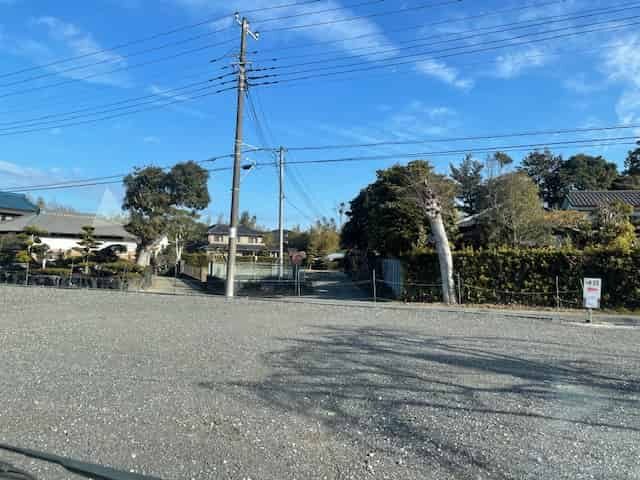 少し離れた駐車場