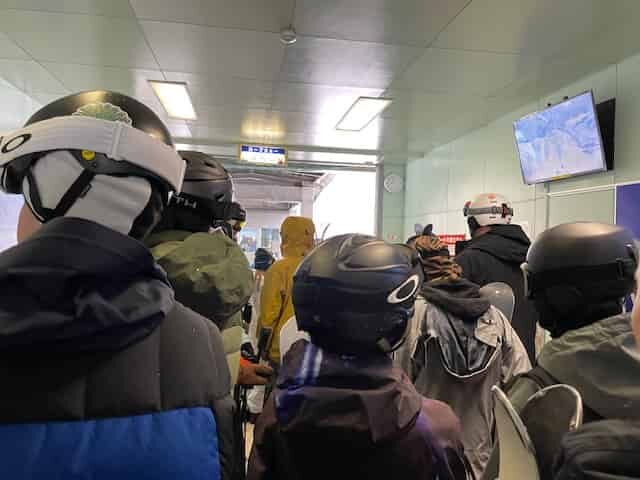 ヘルメット集団