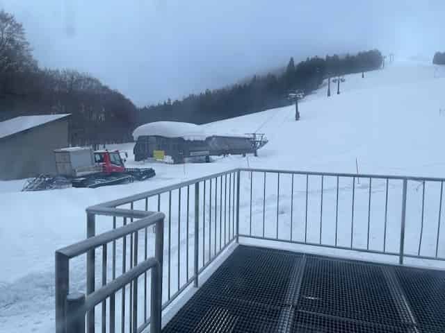 雪に埋もれたリフト