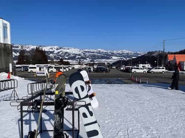 舞子スノーリゾートのゲレンデと駐車場