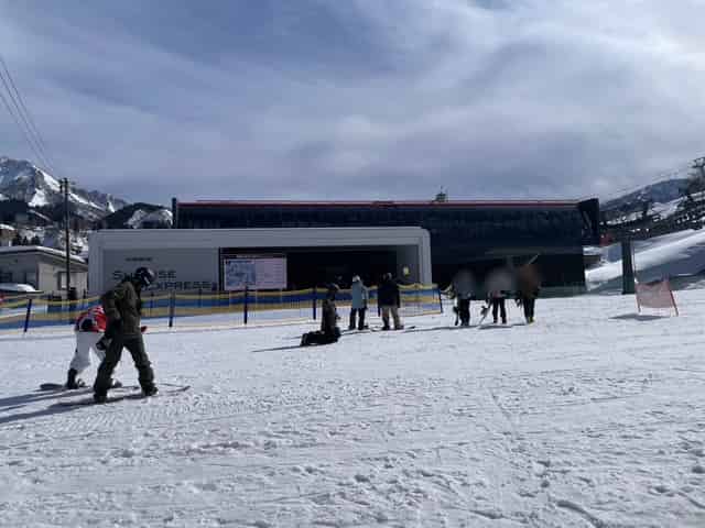 石打丸山スキー場のリフト前