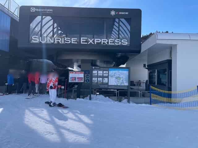 石打丸山スキー場のリフト乗り場
